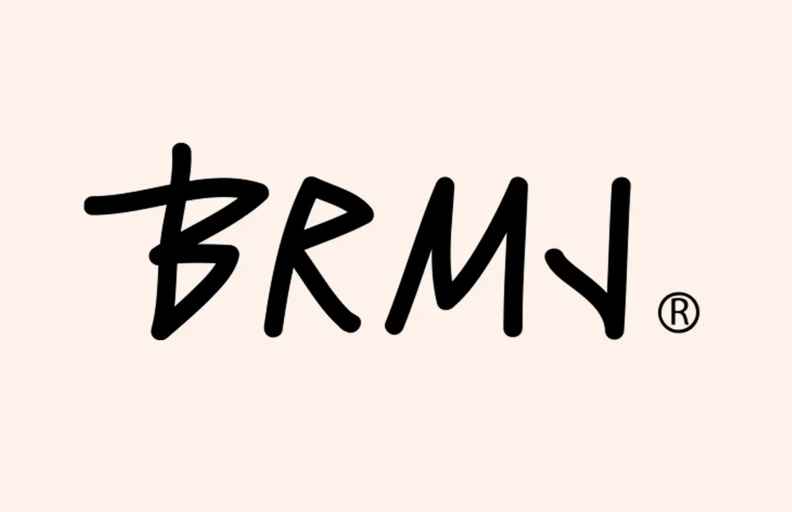 Logotipo de la marca BRMJ en un estilo de escritura a mano.