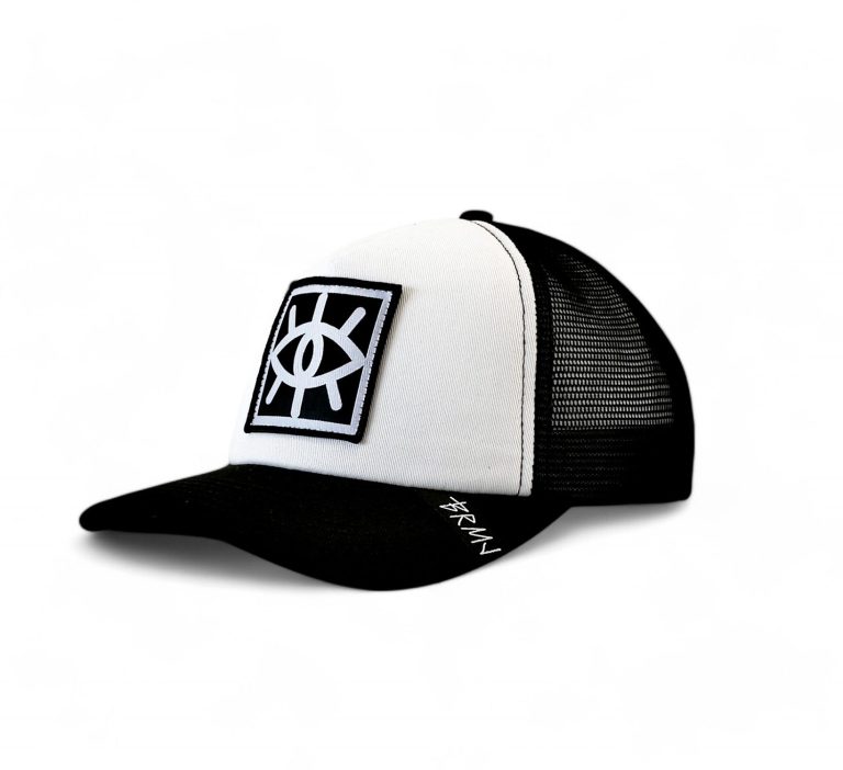 Gorra blanca con negro, diseño frontal en forma de cuadrado y símbolo en el centro.