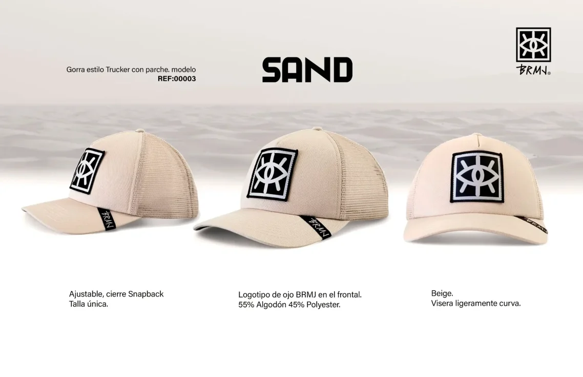 Gorra beige con logotipo negro, vista frontal y lateral. Fondo desértico.