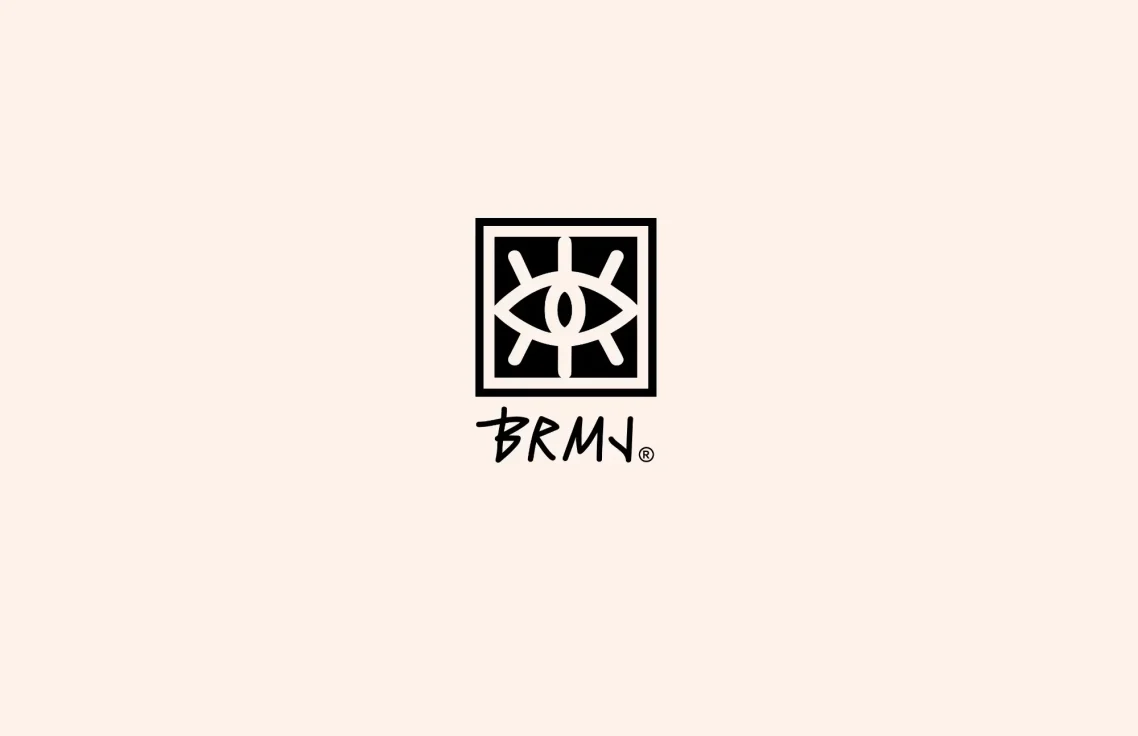 Logotipo con un ojo estilizado y el texto "BRMJ" en un fondo claro.