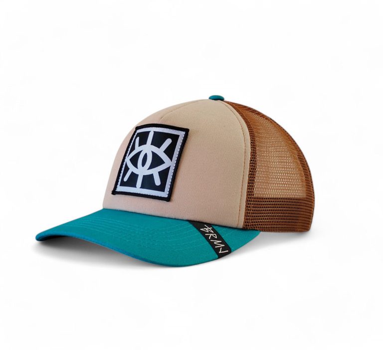 Gorra blanca con negro, diseño frontal en forma de cuadrado y símbolo en el centro.