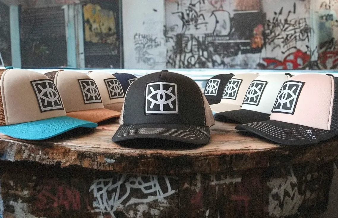 Varias gorras con diseño gráfico, exhibidas en una superficie detallada.