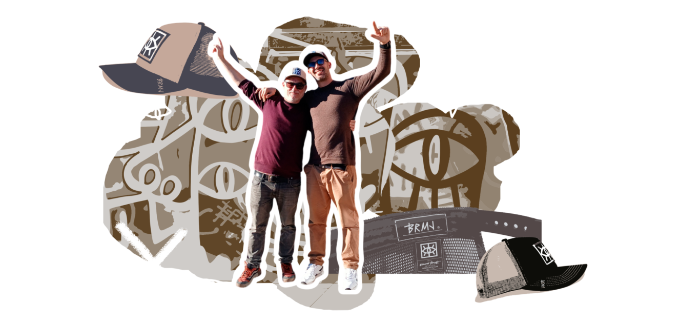 Dos personas celebrando con las manos en alto, rodeadas de elementos gráficos artisticos donde se ven partes y detalles de gorras brmjcaps
